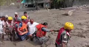 Nepal mobiliza helicópteros e médicos para alcançar vítimas isoladas após enchente