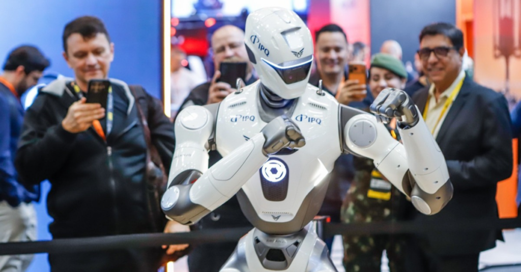 Robô humanoide Arcanjo faz demonstração durante evento de segurança em São Paulo.