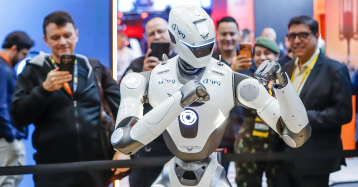 Robô humanoide Arcanjo faz demonstração durante evento de segurança em São Paulo.