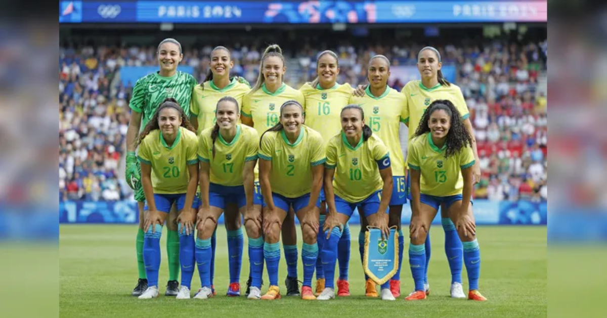 Jogadoras disputam partida de futebol feminino em campo.