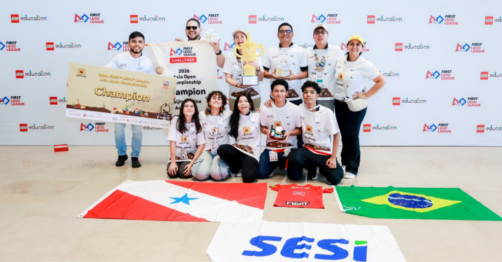 Estudantes apresentam o Relicário Amazônia, projeto que usa impressão 3D e tecnologia NFC para tornar peças arqueológicas mais acessíveis ao público.