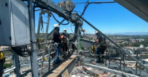 Equipes de emergência resgatam 16 pessoas de teleférico após terremoto na Colômbia