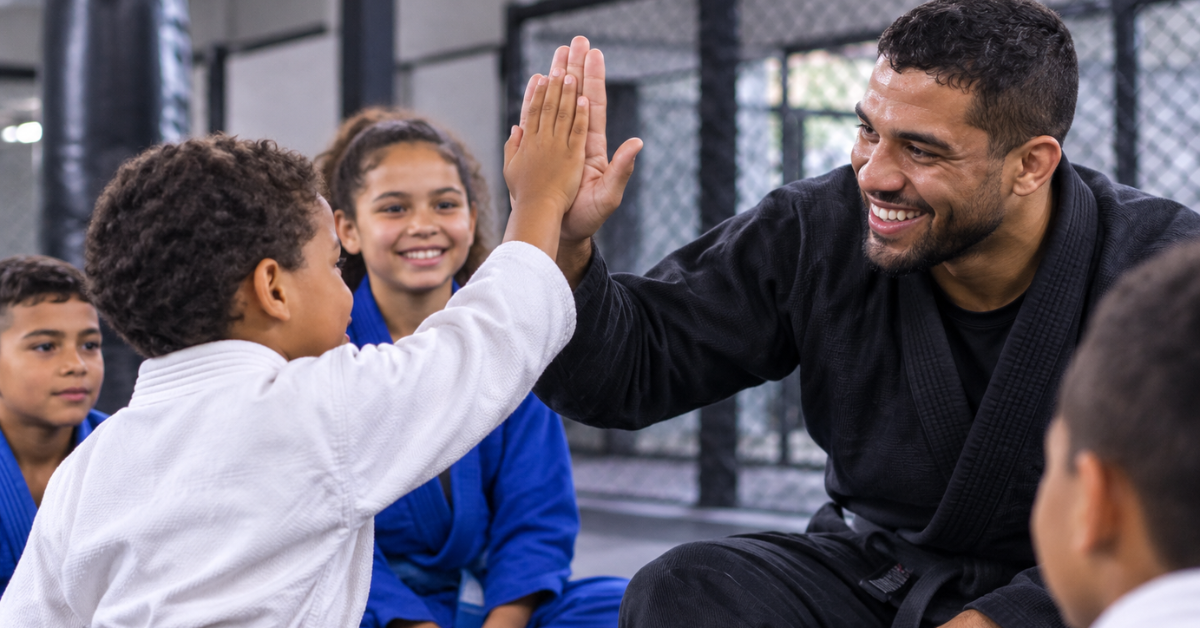 Crianças e jovens encontram nas artes marciais uma oportunidade de desenvolver disciplina, respeito e novas perspectivas de futuro.
