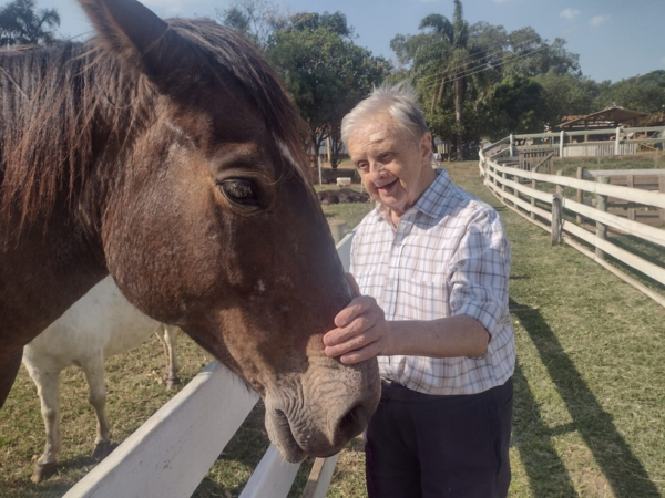 Aos 80 anos, Neno mantém uma rotina com exercícios supervisionados, passeios, missas e convivência com a família.