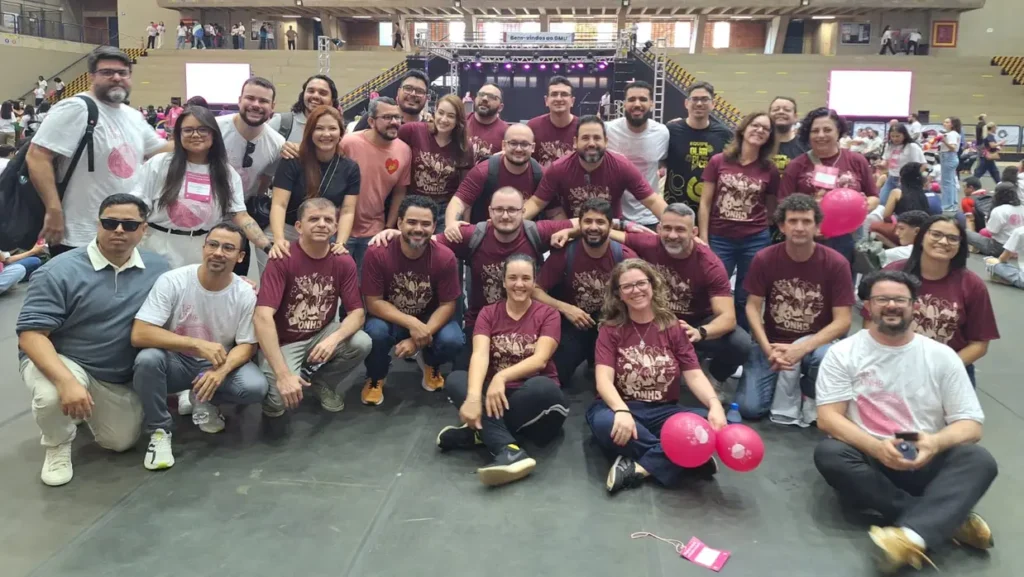 Grupo de professores e participantes reunidos na final da 18ª ONHB.
