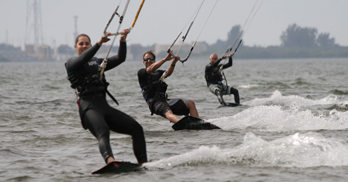 Rick Brackins pratica kitesurf com o filho Kenneth e a neta Kinley.