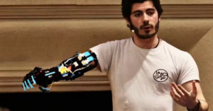 Jovem transforma brinquedo em prótese de LEGO, bate recordes e ajuda crianças