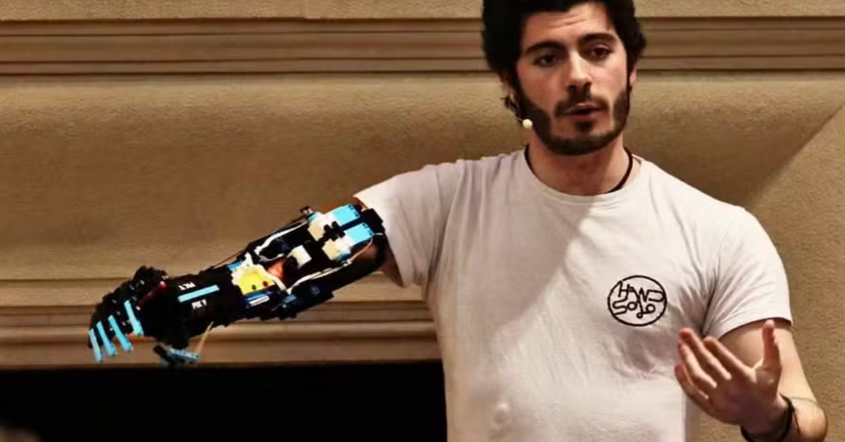 David Aguilar usando uma prótese de LEGO construída com blocos de montar.