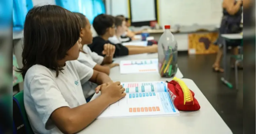 Estudantes brasileiros em sala de aula durante atividade escolar.
