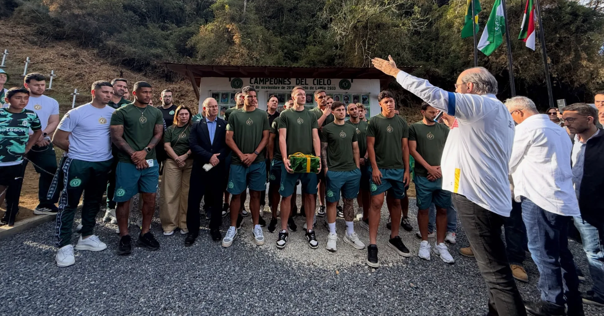 Integrantes da Chapecoense durante homenagem em La Unión, na Colômbia.