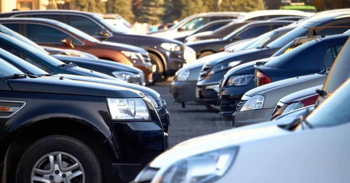 Pessoa pesquisando a compra de um carro e conferindo informações pelo celular.