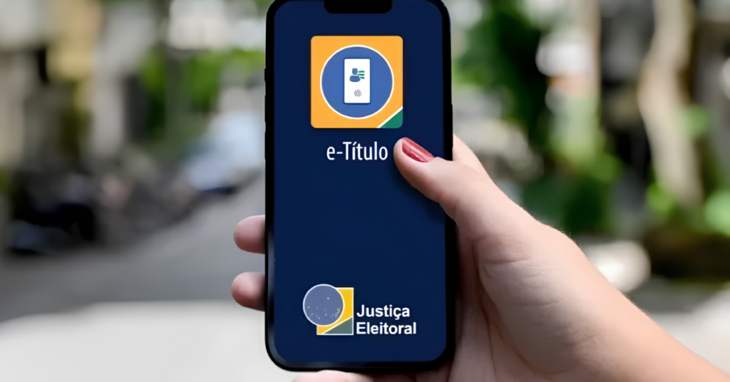 Celular com aplicativo e-Título eleições 2026 aberto na tela.