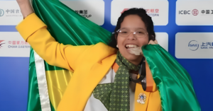 Jovem que aprendeu a costurar com o pai vira a 2ª melhor do mundo em moda aos 21 anos