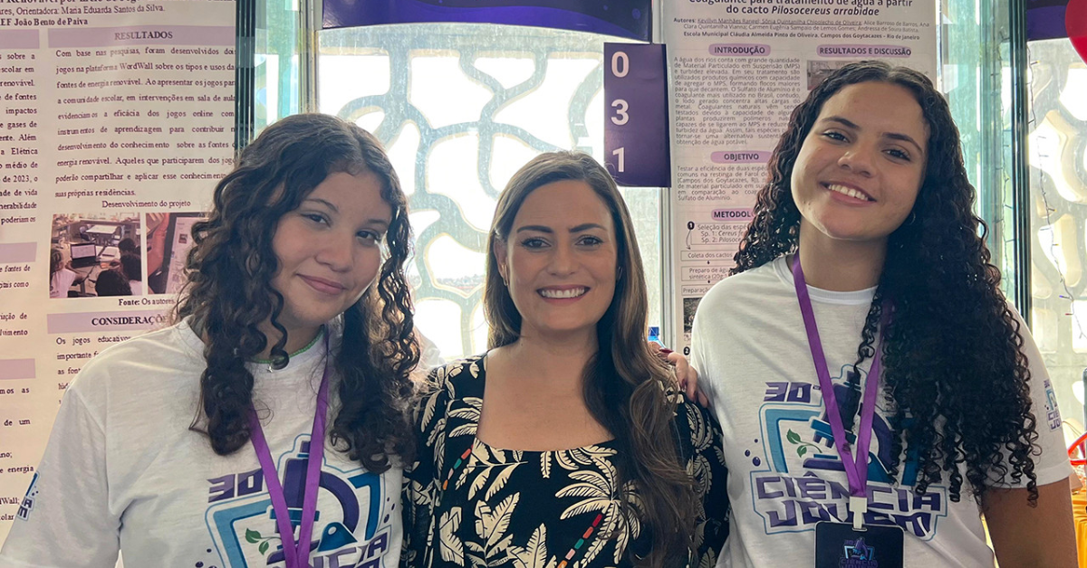 Estudantes apresentam pesquisa sobre uso de cacto no tratamento da água durante mostra científica.