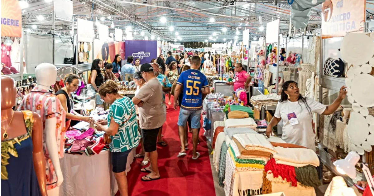 Empreendedores participam da Feira Fama em Paracuru, no Ceará.