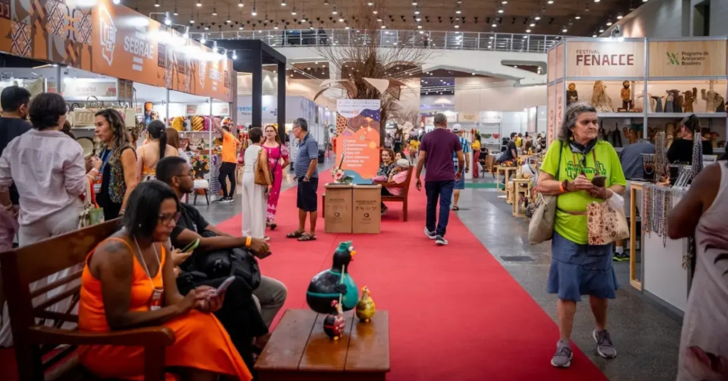 Modelos apresentam peças de moda sustentável durante desfile da Fenacce 2026, em Fortaleza.