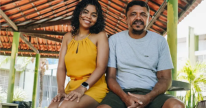 Filha doa rim ao pai após esperar desde a adolescência para ajudá-lo