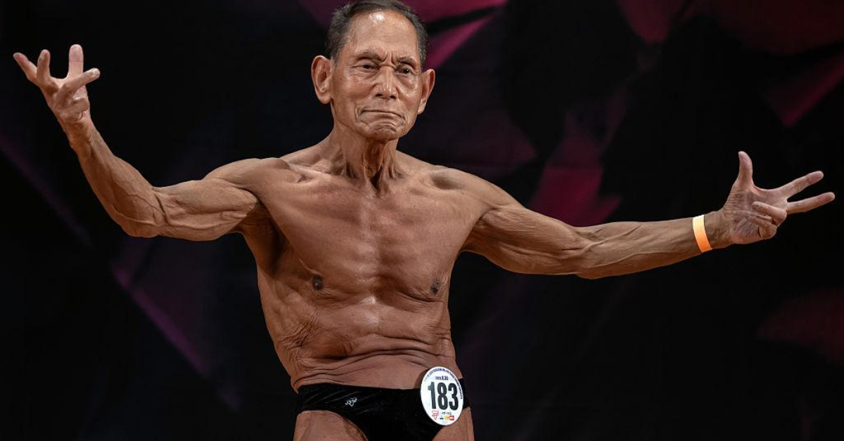 Fisiculturista de 90 anos Toshisuke Kanazawa posa durante competição de fisiculturismo.