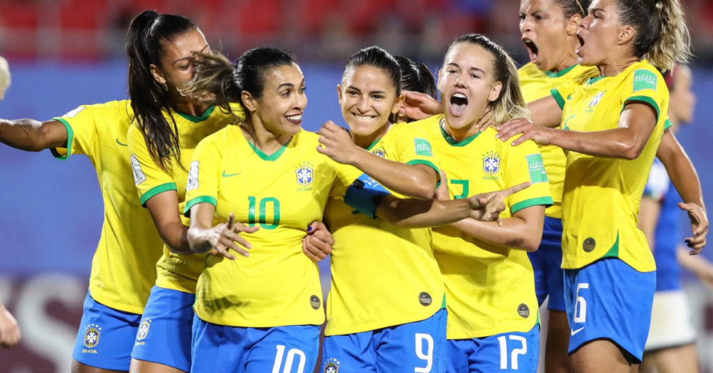 Jogadoras de futebol feminino durante atividade esportiva no Brasil.