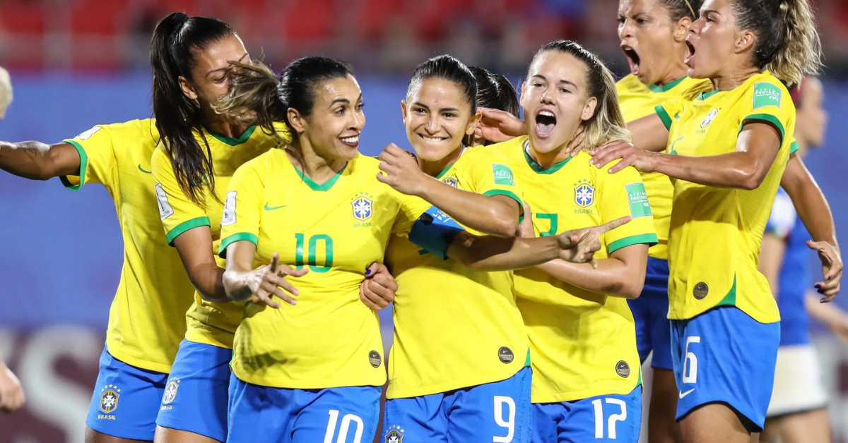 Jogadoras de futebol feminino durante atividade esportiva no Brasil.