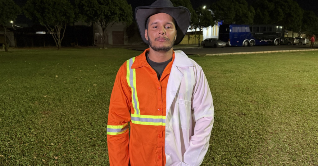 Gari formado em Enfermagem posa com uniforme da Comurg em fotos da formatura