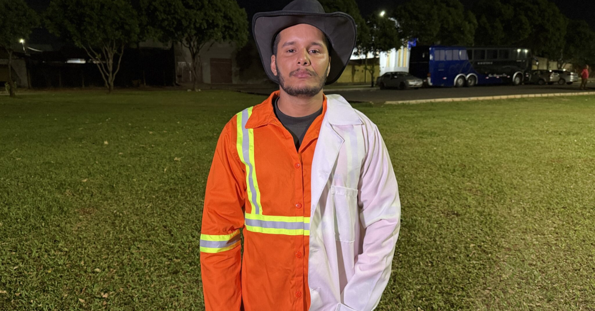 Gari formado em Enfermagem posa com uniforme da Comurg em fotos da formatura