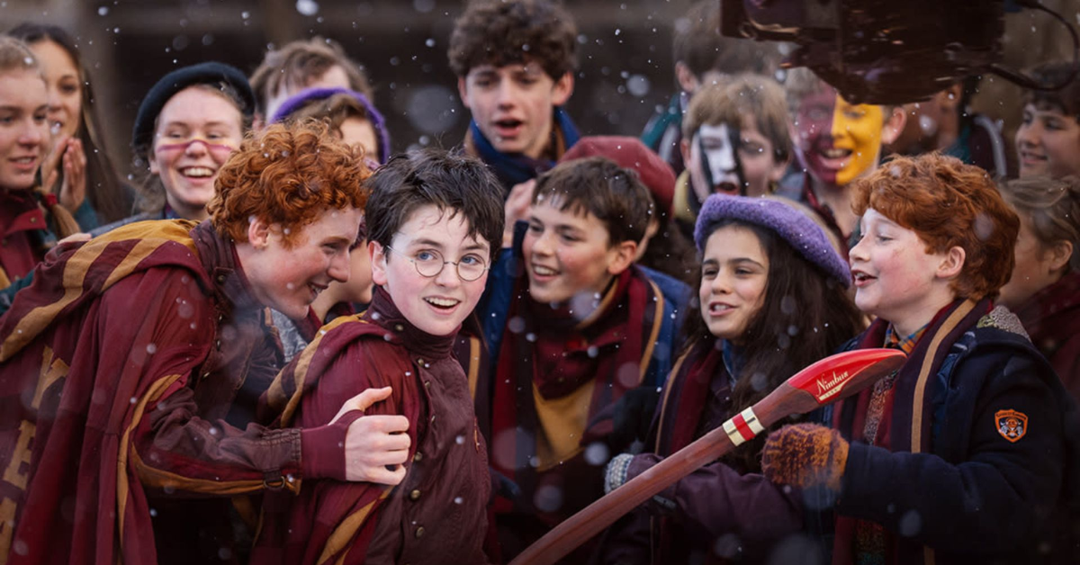 Novo elenco da série Harry Potter caracterizado como Rony, Harry e Hermione.