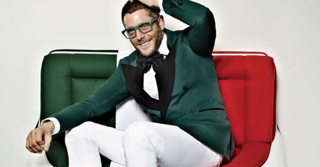 Lapo Elkann, herdeiro da Fiat, sentado em banco nas cores da bandeira da Itália.