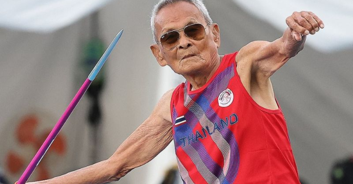 Sawang Janpram, atleta de 106 anos, durante competição de atletismo.