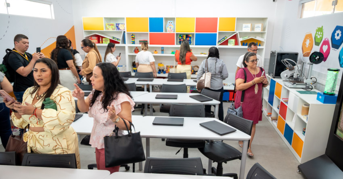 Laboratório de inclusão do SESI Ceará com recursos tecnológicos para formação de professores e adaptação de materiais pedagógicos.