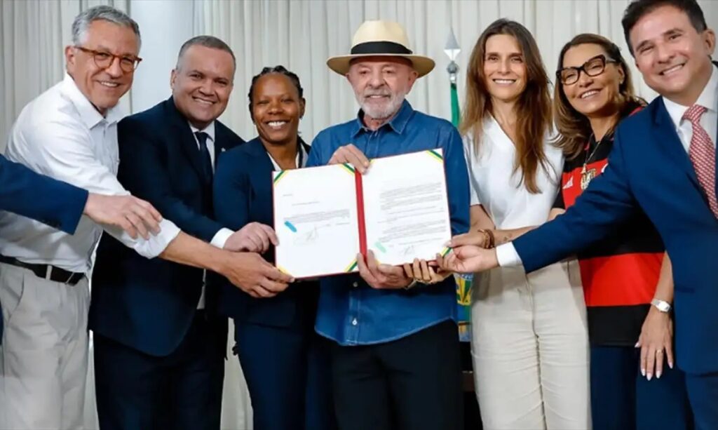 Lula assina nova lei de incentivo ao futebol feminino