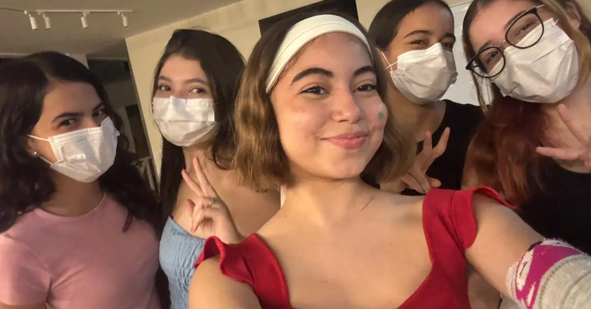 Valentina Almeida, estudante cearense homenageada pelas amigas após conquista de ouro na Olimpíada de História.
