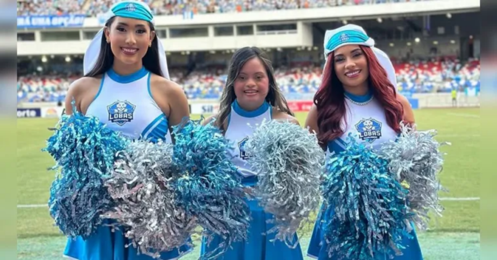 Ana Clara, jovem com síndrome de Down, participa de apresentação ao lado das Lobas do Paysandu.