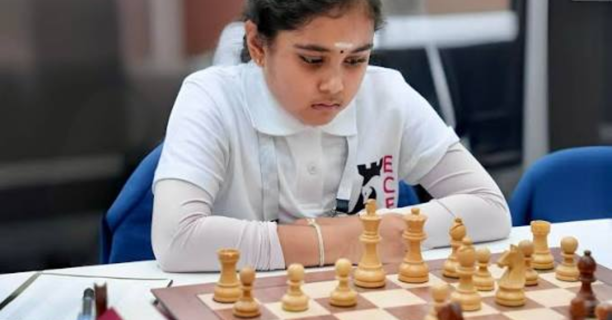 Menina no xadrez, Bodhana Sivanandan disputa partida diante de um tabuleiro durante competição.