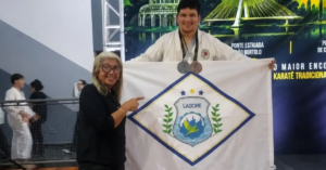 Menino apoiado pela Fundação Beto Studart ganha duas medalhas no Campeonato de Karatê
