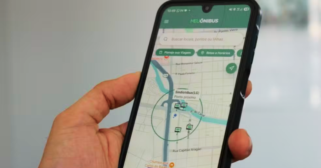 Celular exibe o aplicativo MeuÔnibus Fortaleza, que ganhou função para indicar a rota até o local de votação.