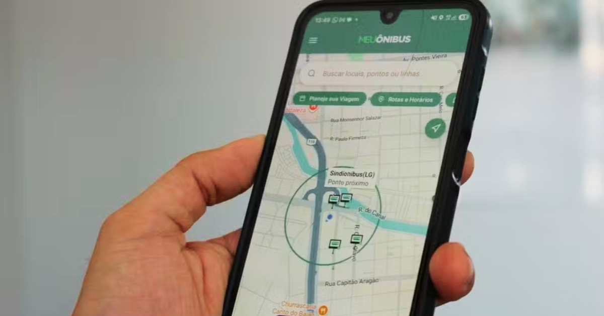 Celular exibe o aplicativo MeuÔnibus Fortaleza, que ganhou função para indicar a rota até o local de votação.