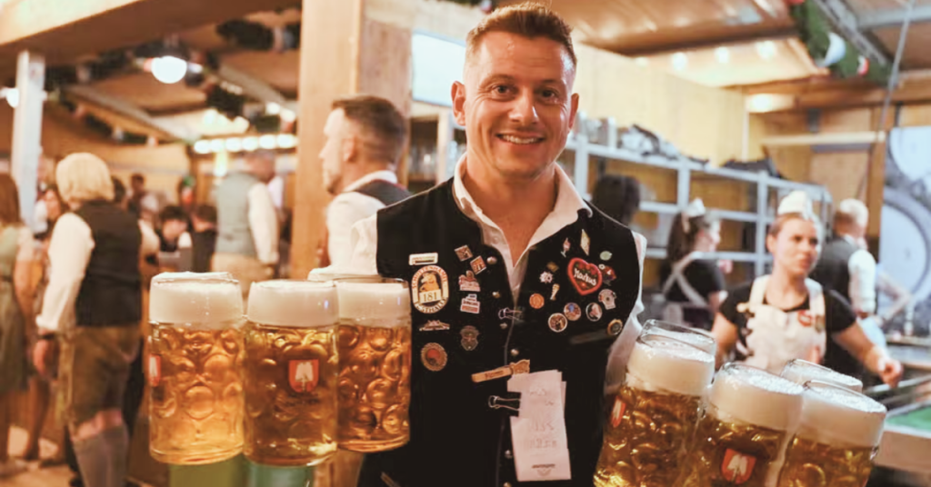 Oktoberfest 2026 em Munique, na Alemanha, com público reunido durante a festa tradicional.
