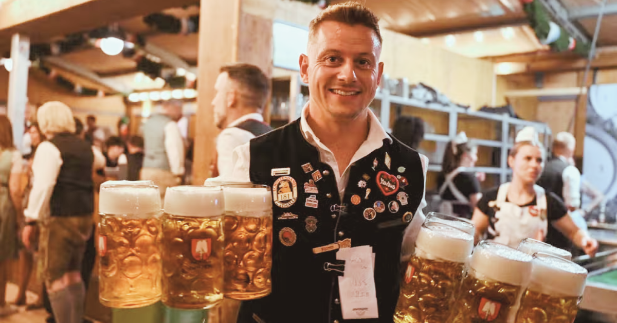 Oktoberfest 2026 em Munique, na Alemanha, com público reunido durante a festa tradicional.