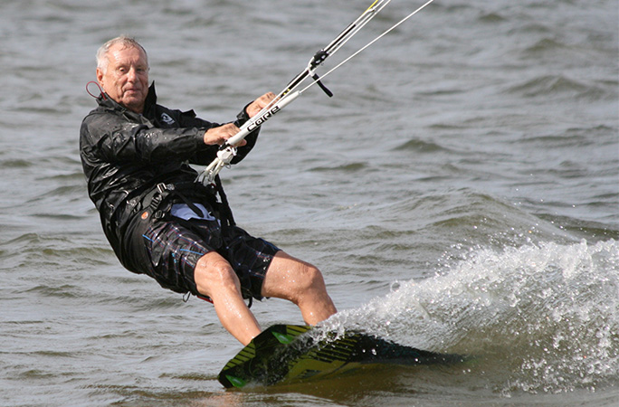 Rick Brackins pratica kitesurf aos 87 anos.
