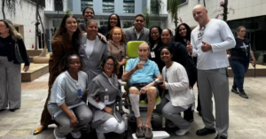 Parreira recebe alta após 80 dias de internação e é aplaudido por fãs no hospital
