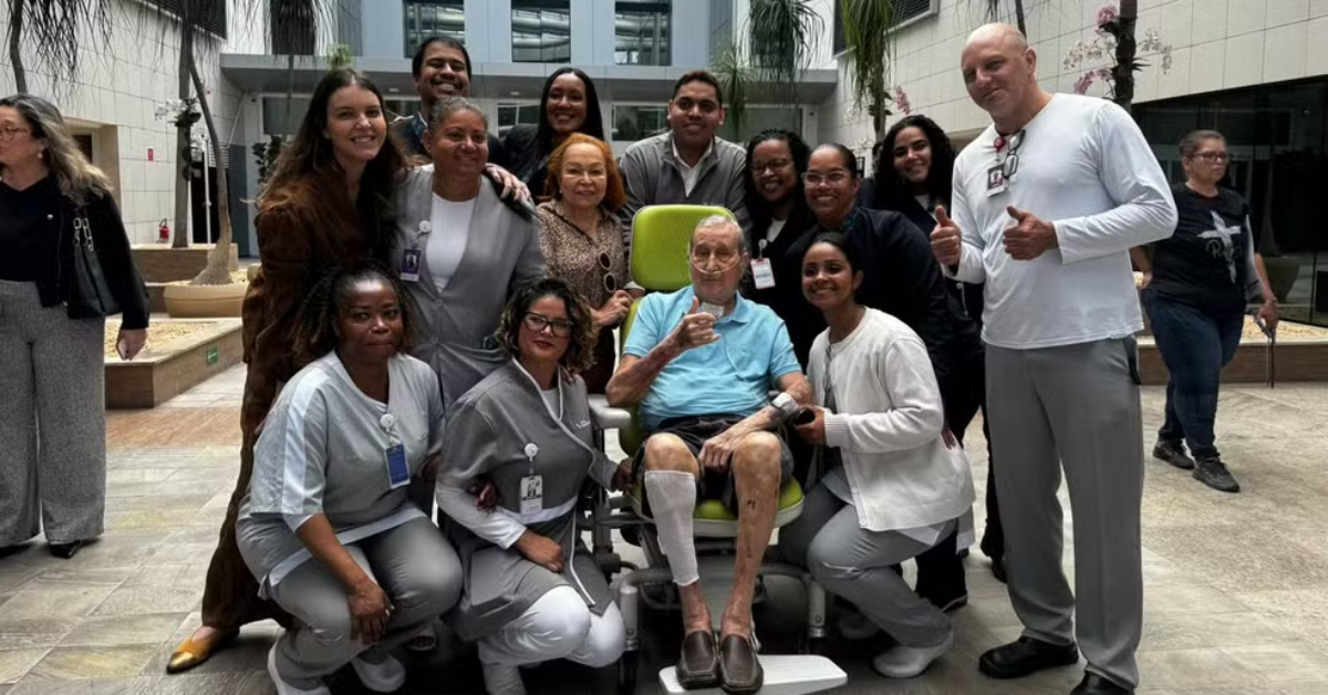 Carlos Alberto Parreira deixa hospital após receber alta depois de 80 dias internado.
