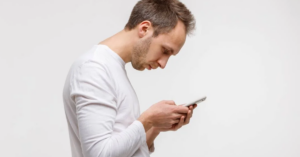 Usa muito o celular? Especialistas dão dicas simples para aliviar a sobrecarga no pescoço