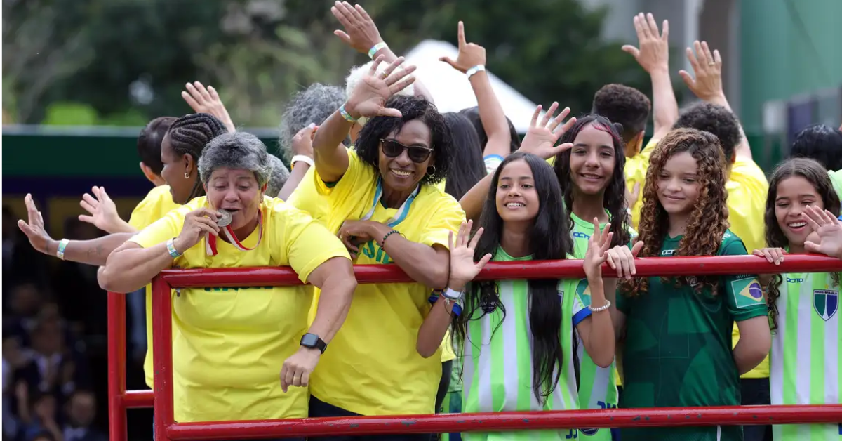 Pioneiras do futebol feminino participam do Desfile de 7 de Setembro em Brasília.