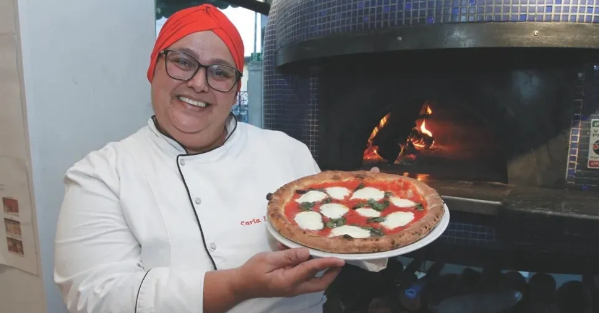 Pizzaiola Carla Dall’Orto apresenta pizza brasileira premiada em Nápoles, na Itália.