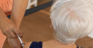 SUS leva nova vacina Pneumo 20 até idosos acima dos 85 anos e com dificuldade de sair de casa