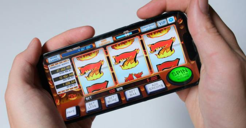 Apostador acessa plataforma de bets pelo celular antes da proibição das apostas no Brasil.