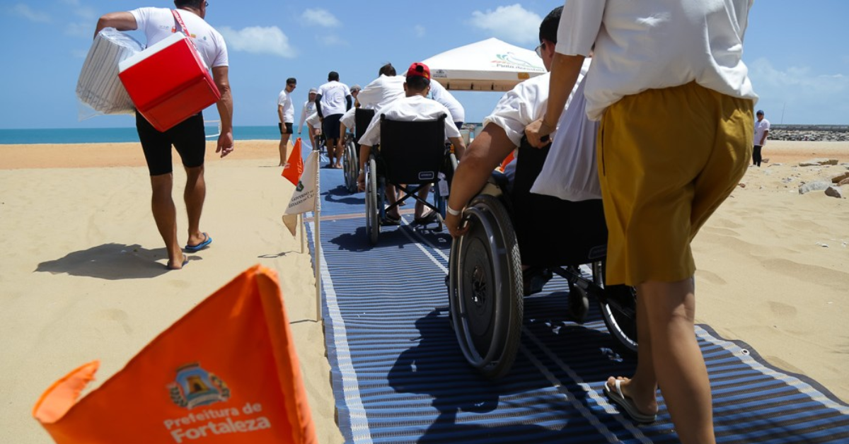 Rampas para PcDs na Beira-Mar de Fortaleza com acesso adaptado à praia