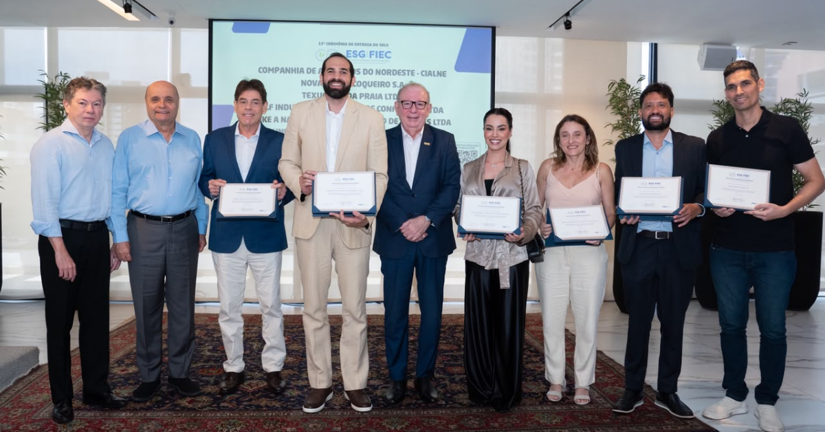 Representantes das seis empresas certificadas e dirigentes da FIEC durante a entrega da 15ª edição do Selo ESG-FIEC, em Fortaleza.