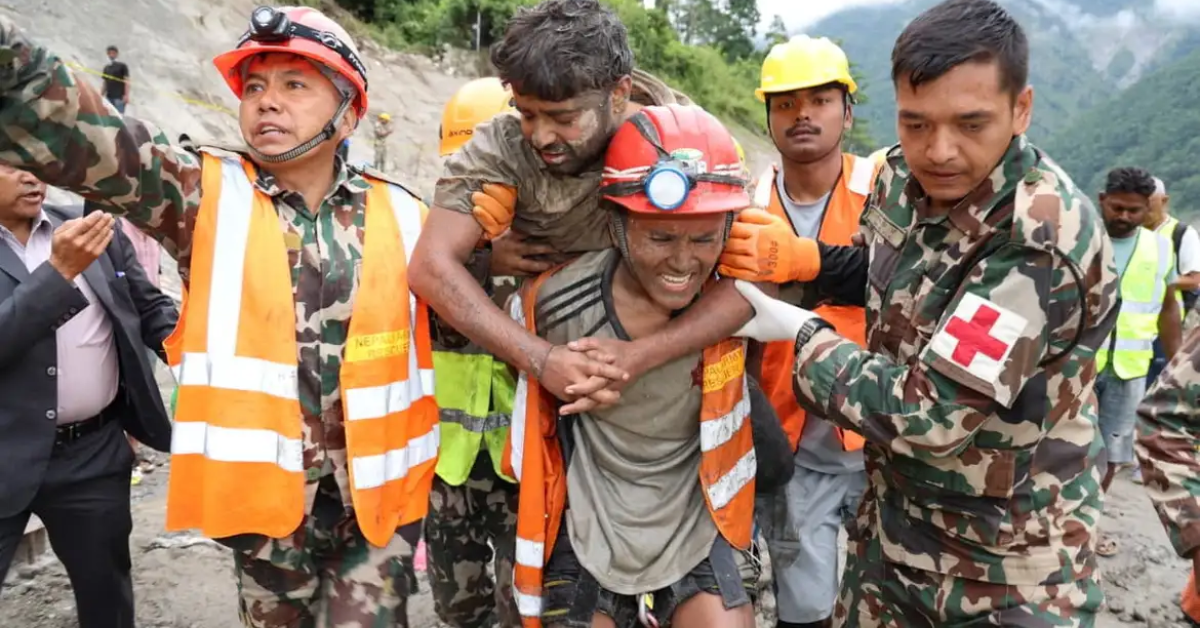Socorrista carrega Sanjay Sah após resgate de túnel no Nepal.